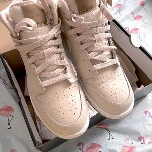 Only use once good condition.,this Nike brand good look for spring seasons!!!